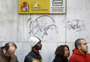 DOCU_GRUPO People queue outside a government job centre in Madrid